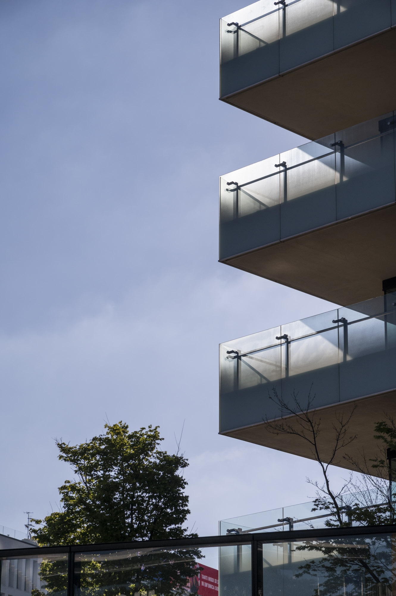 architettura-Milano-balconu-vetrate Fotografia di architettura Milano tra ombre e luci sulle vetrate dei balconi