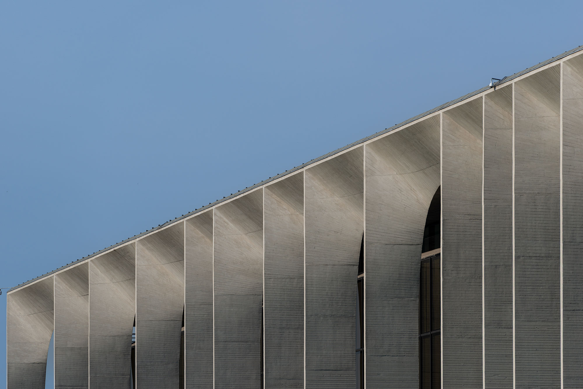 architettura-milano-facciata-mondadori dettaglio diurno degli archi della facciata del palazzo Mondadori a Milano