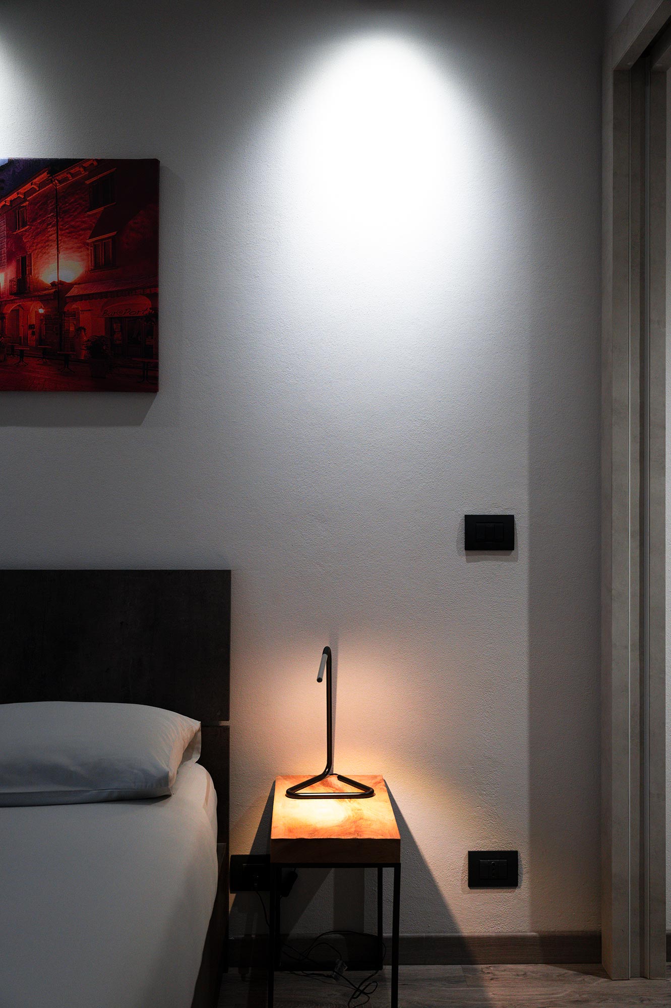 interior-design-punto-luce Fotografia di interior design focalizzata sulla luce delle lampade in camera da letto