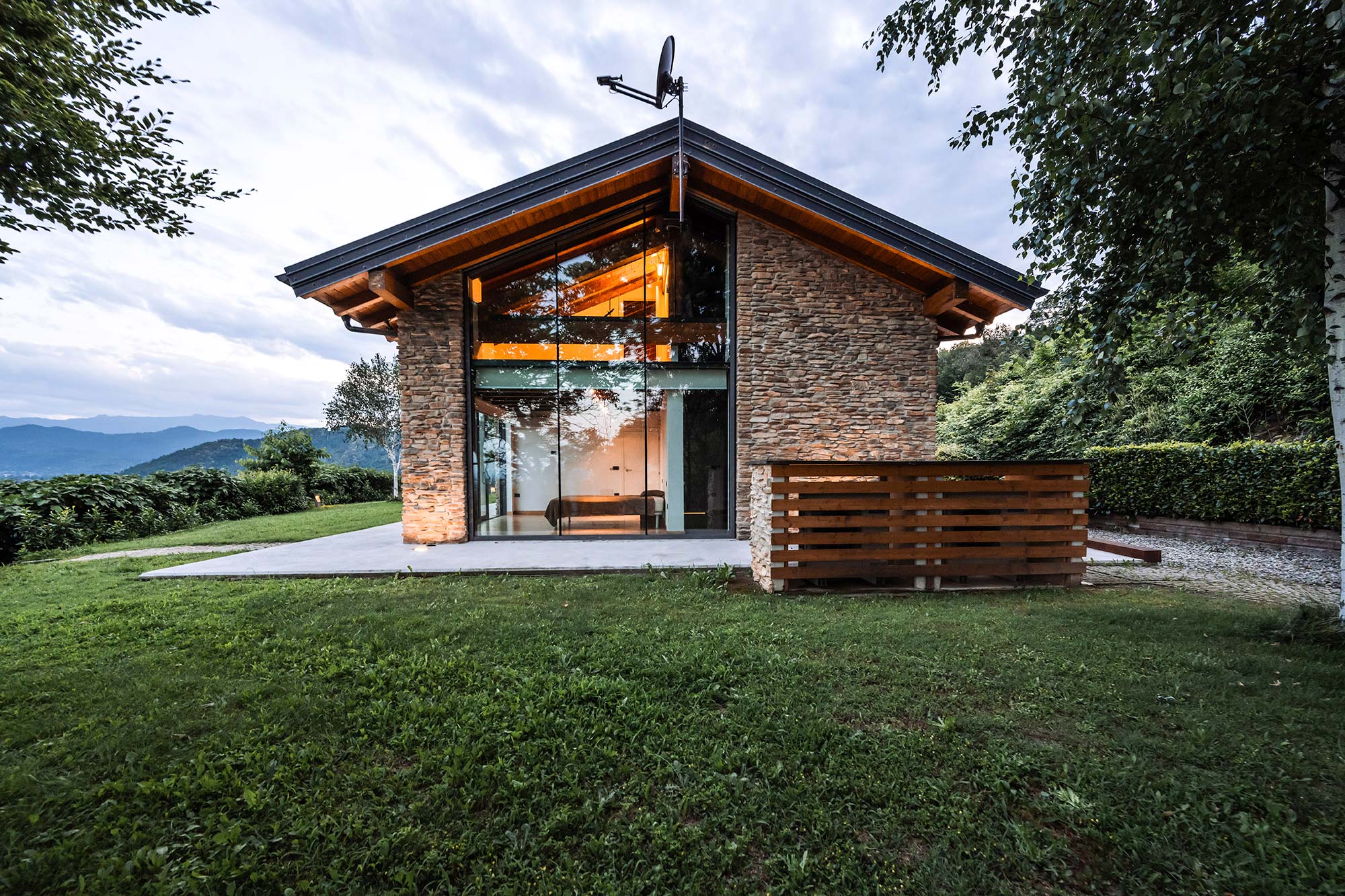 villa-contemporanea-esterno-sera-01 le luci della sera rendono speciale questa villa contemporanea in piemonte