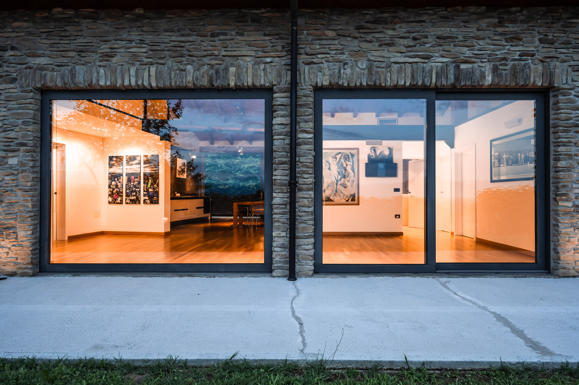 riprese in serale dettaglio salone di questa villa panoramica in piemonte