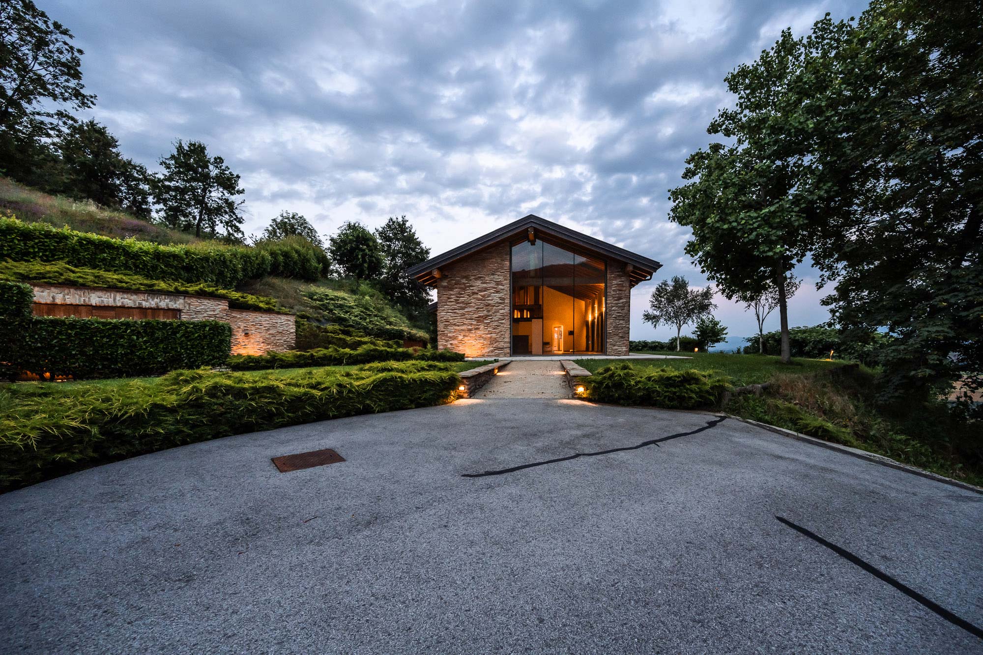 villa-contemporanea-piemonte-sera vista serale per villa contemporanea in piemonte