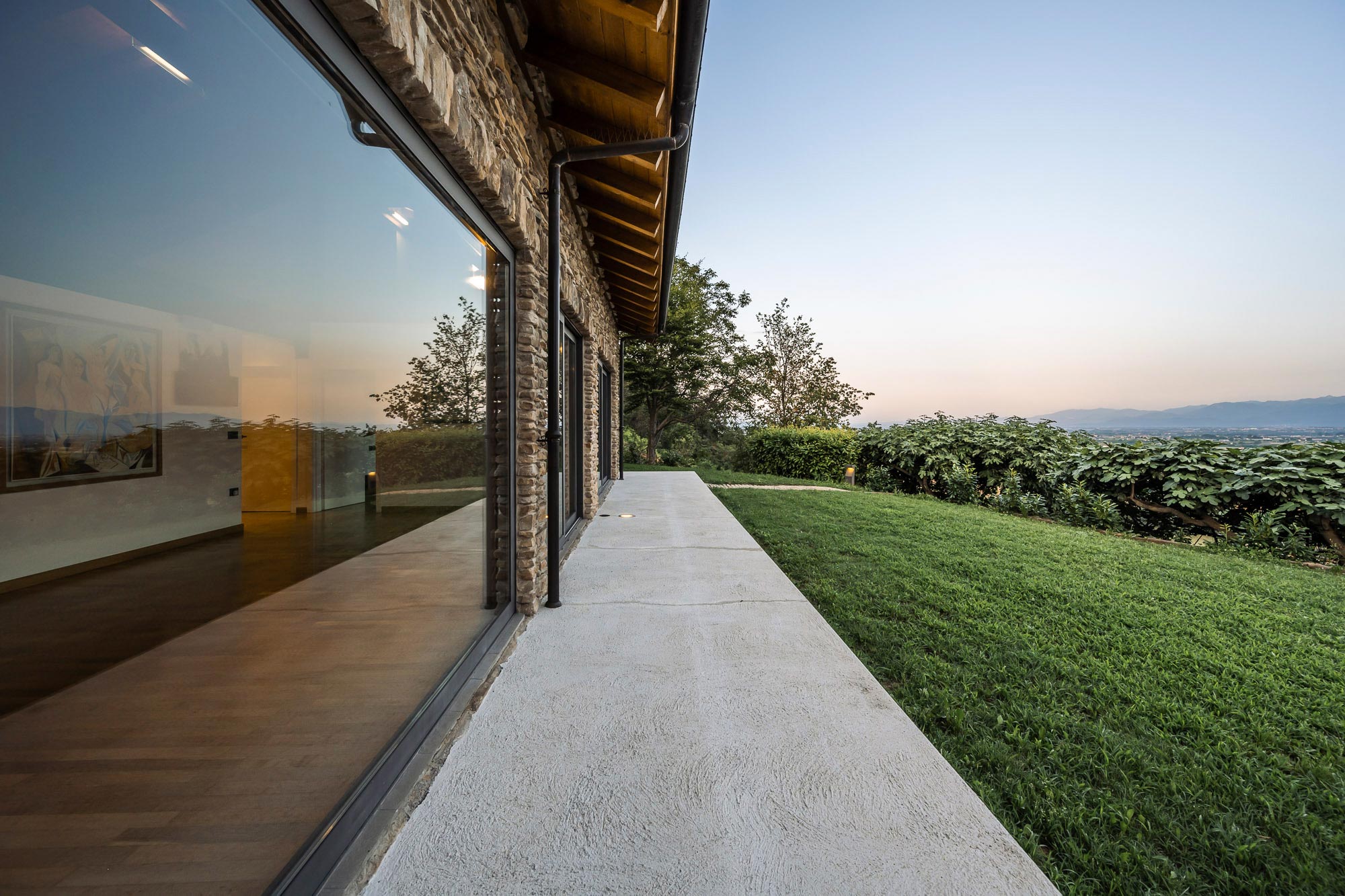villa-contemporanea-piemonte-vetrata vista panoramica per queste camere della villa contemporanea in piemonte