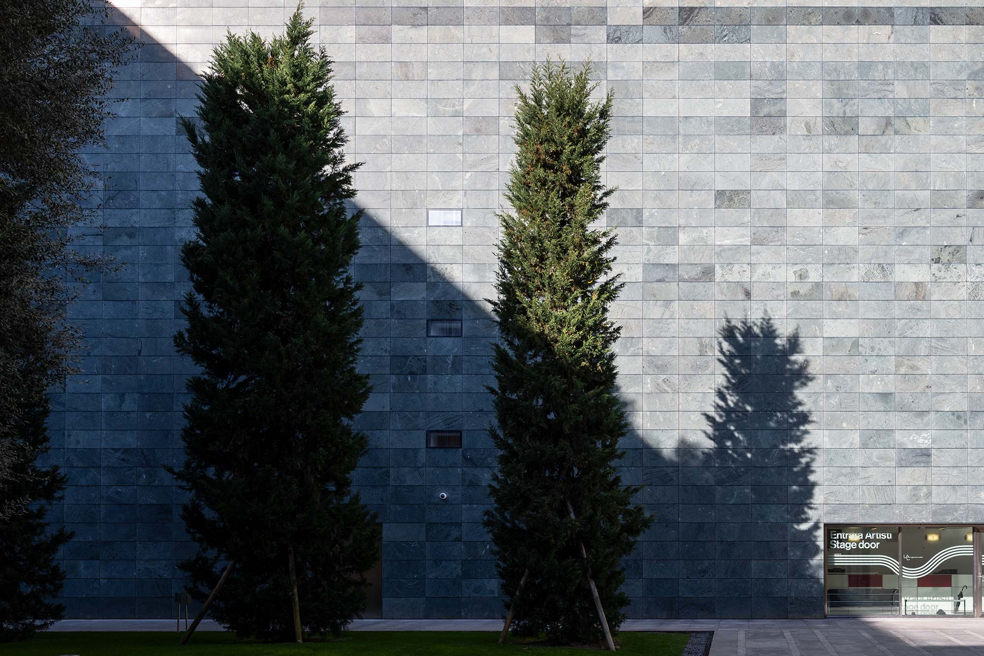 architettura-ombre-luci-lugano gioco di luce nel giardino del LAC di Lugano