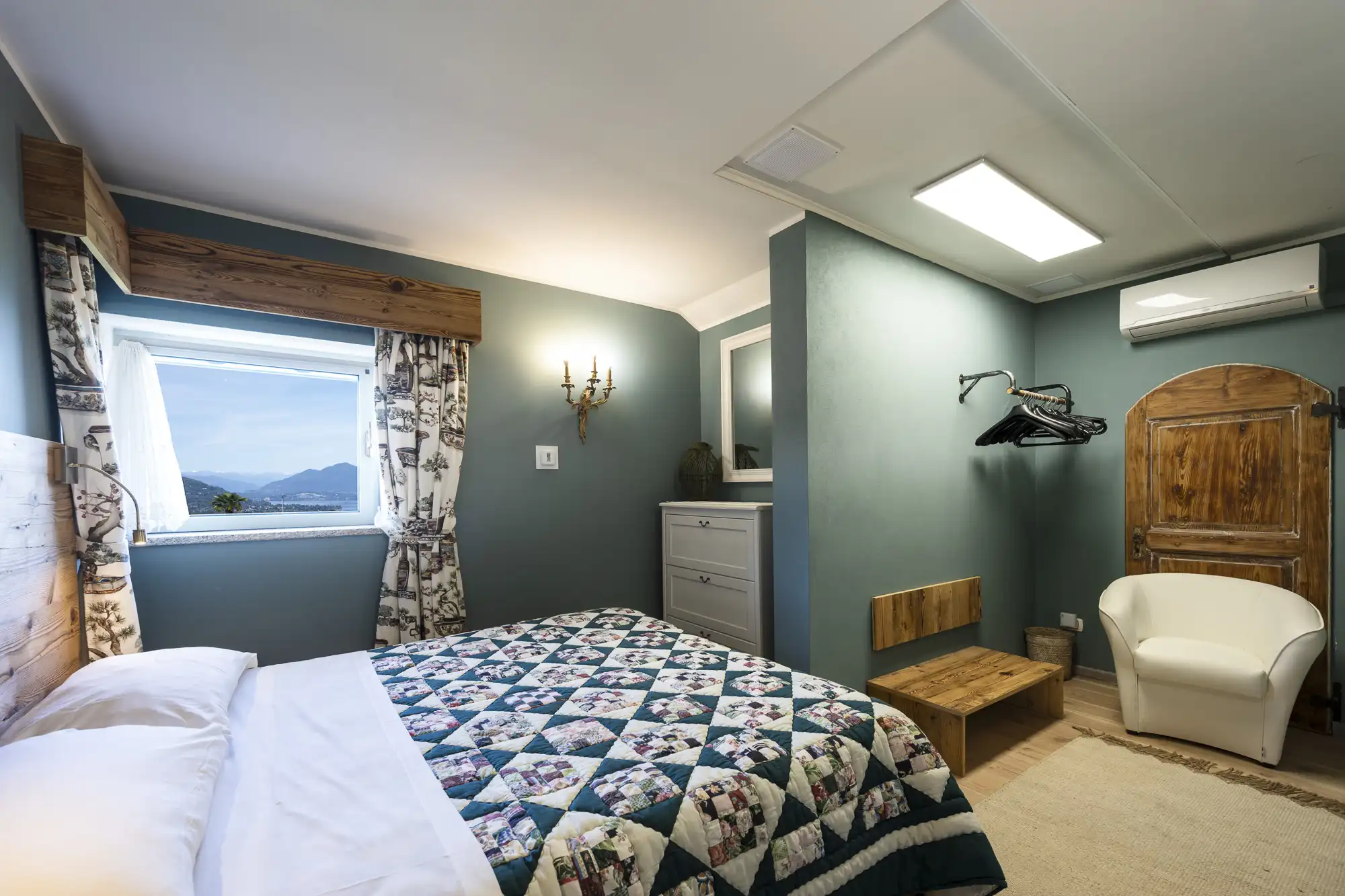 fotografo-immobiliare-Paolo-Spiandorello1 camera da letto in villa a Meina