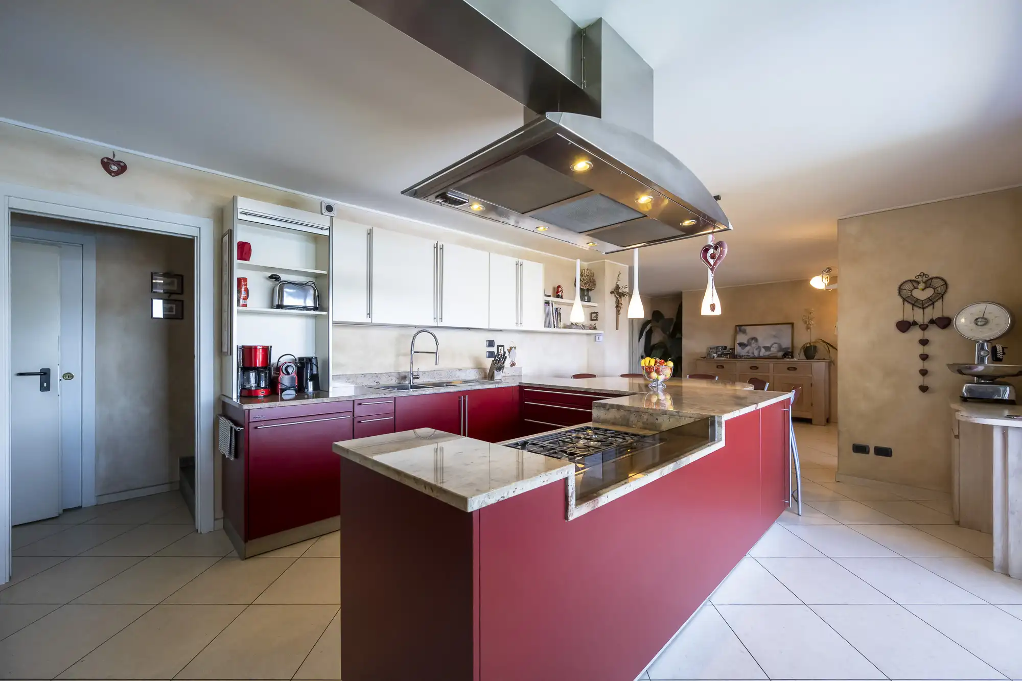 fotografo-immobiliare-Paolo-Spiandorello2 cucina moderna affacciata al giardino