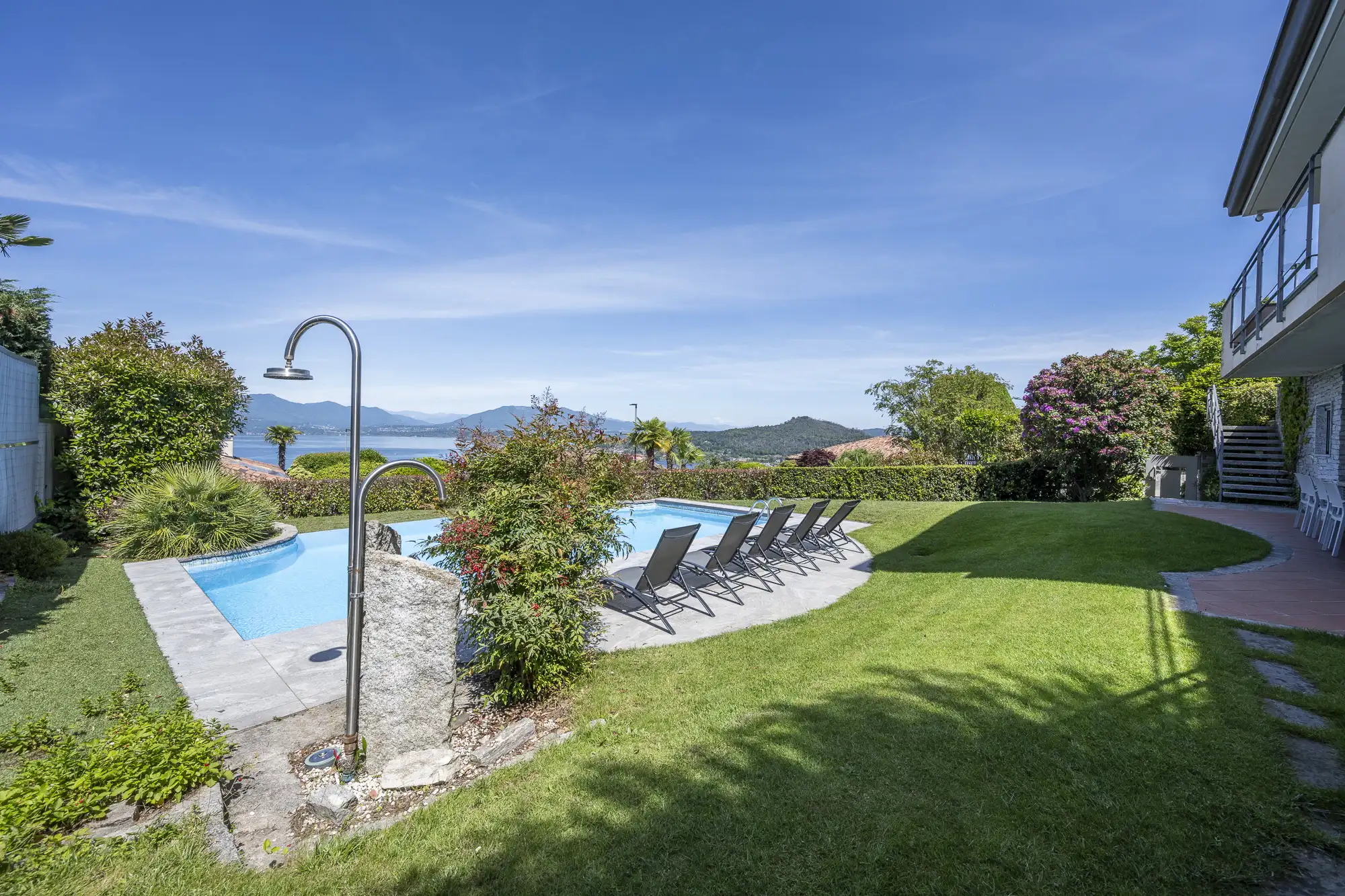 piscina vista lago maggiore