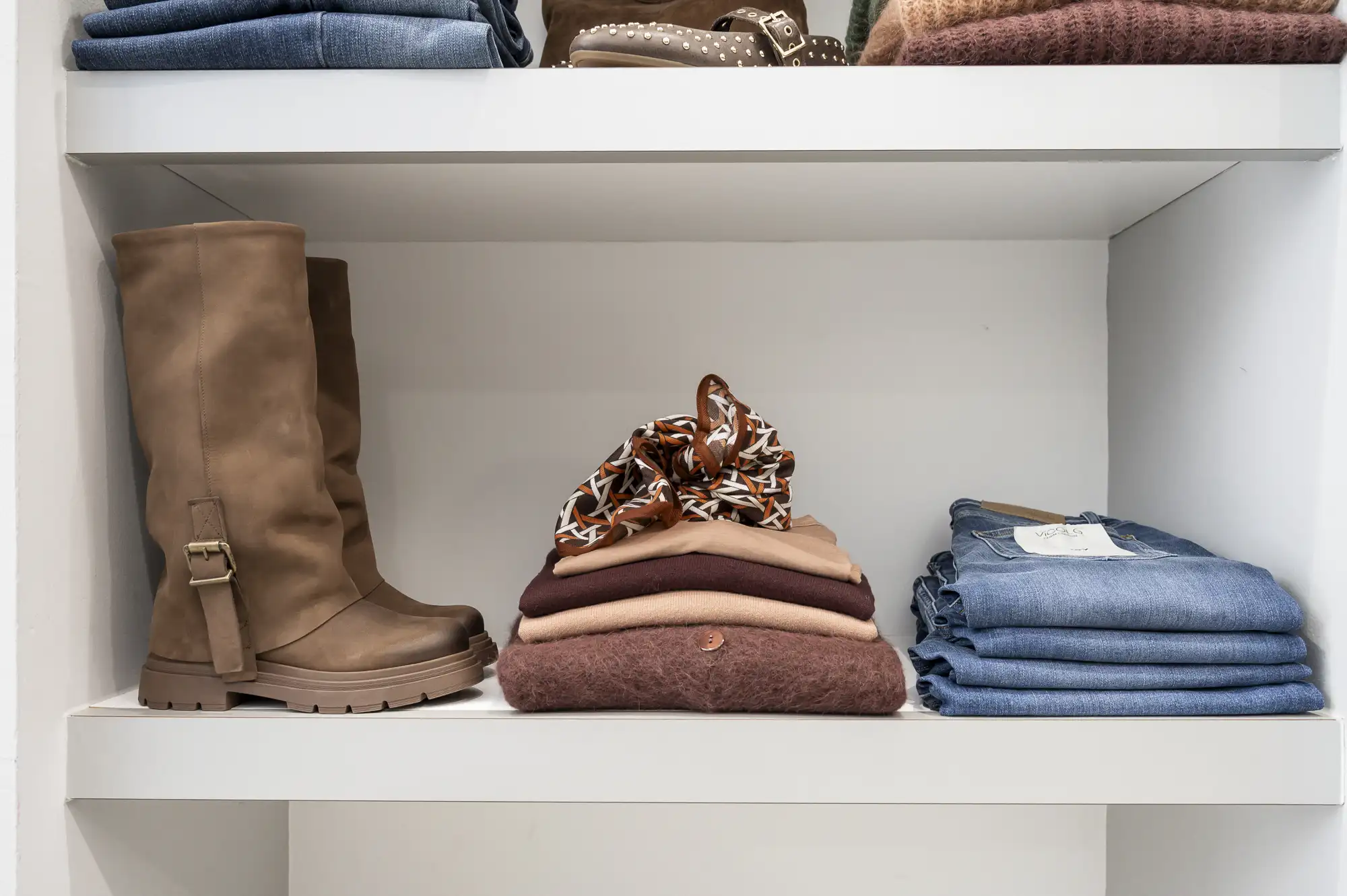 dettaglio scaffale con abbigliamento